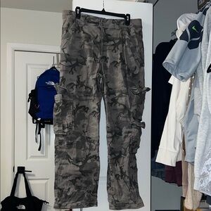 Abercrombie & Fitch Women's Green Camouflage Cargo Pants